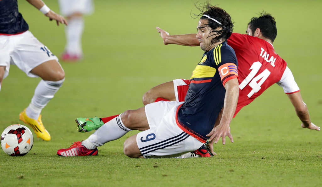 El delantero de la selección colombiana, Radamel Falcao (i), lucha por el balón con Talal Al-Fadhel (d), de Kuwait, durante el partido amistoso celebrado en el estadio Zayed de Abu Dhabi, Emiratos Árabes Unidos. (EFE)