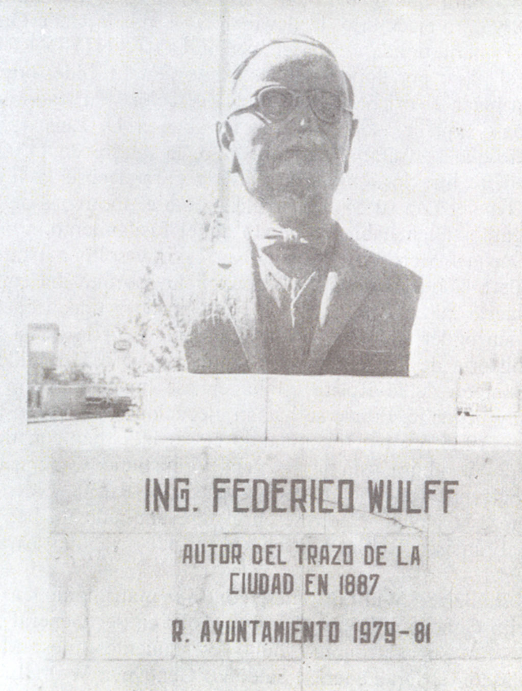 Busto del Ing. y Arq. don Federico Wulff Olivarrí, que se encuentra en bulevar Constitución y calle Meléndez de Torreón, Coah.
