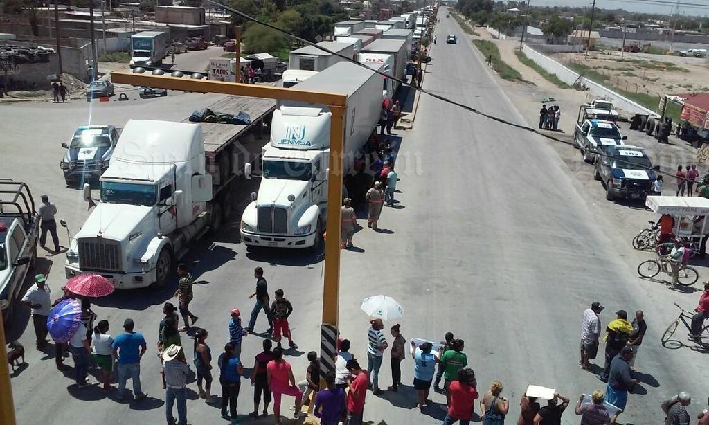  La protesta afectó el tránsito vehicular en su mayoría camiones de carga pesada. (El Siglo de Torreón)
