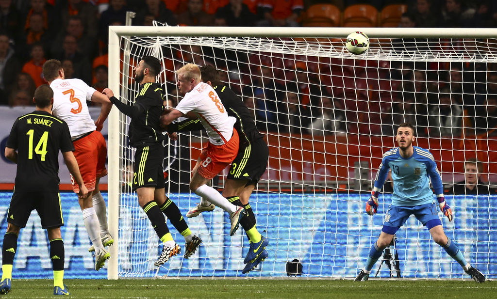 A los 13 minutos cayó el primer gol. Segunda jugada tras un córner que culminaba Sneijder con un pase de oro desde el costado izquierdo a la cabeza de De Vrij que a placer cabeceó a la red. Albiol llegó tarde a su marca. (AP)