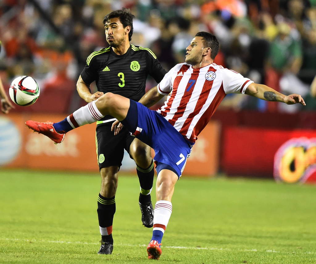  El zaguero santista Oswaldo Alanís alineó como titular en el partido de ayer contra la selección de Paraguay. (EFE)
