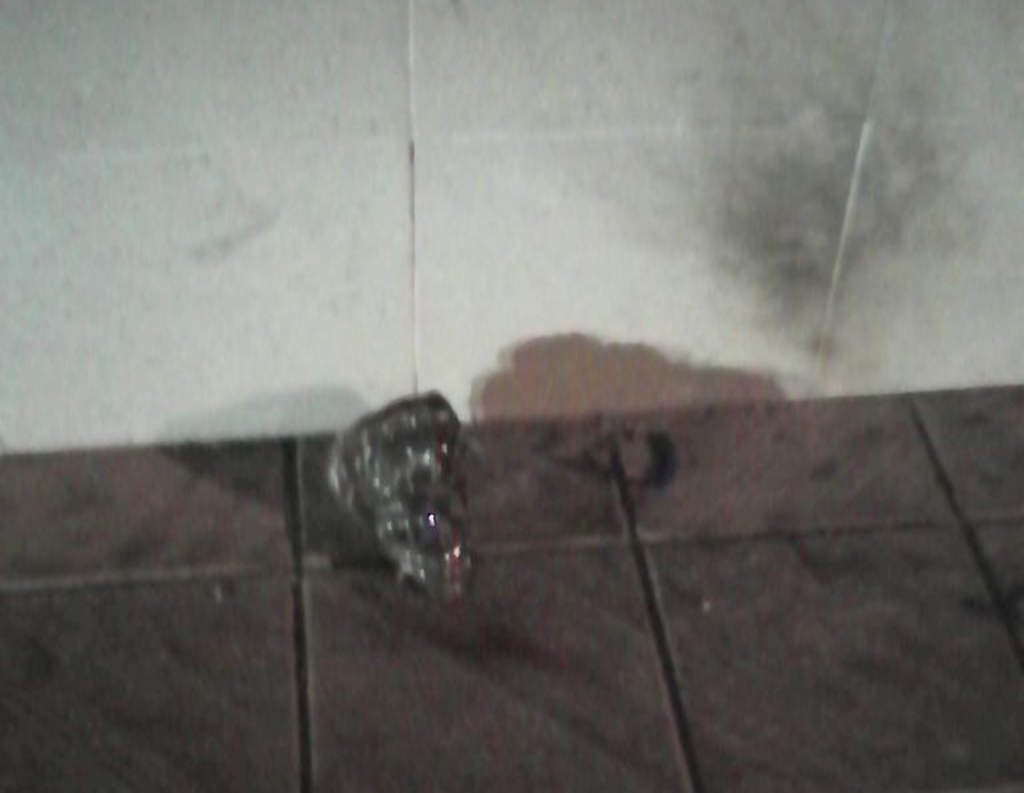 La bomba molotov dejó solamente daños en el exterior del inmueble. (Cortesía)