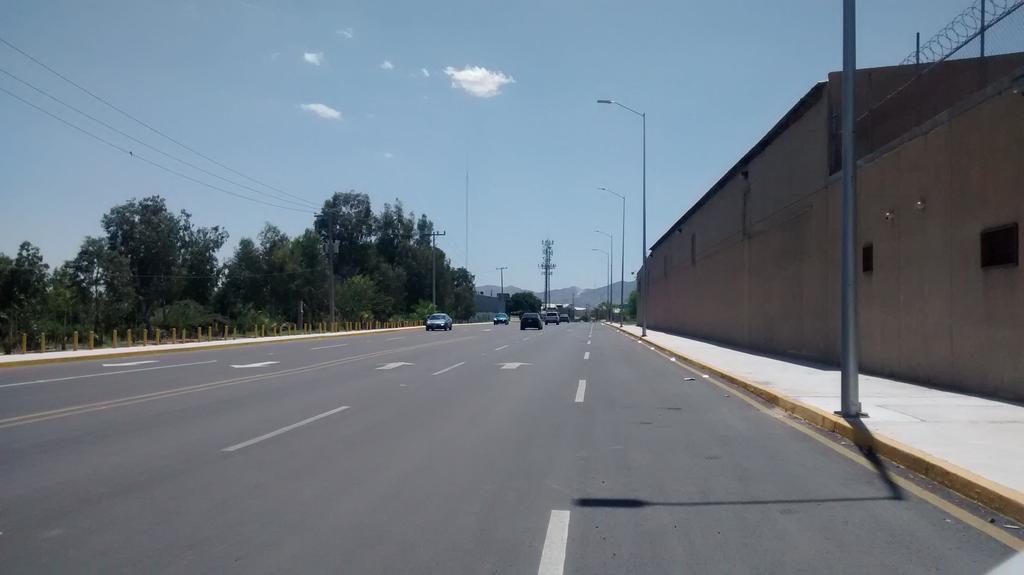 En la vialidad se aplicó concreto hidráulico para que soporte el peso del transporte de carga. (El Siglo de Torreón)