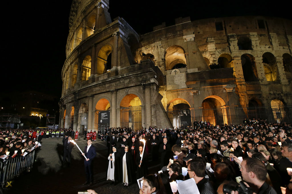 Pasión de Cristo. Los peregrinos gustosos participaron en la celebración del Viernes Santo en Roma.