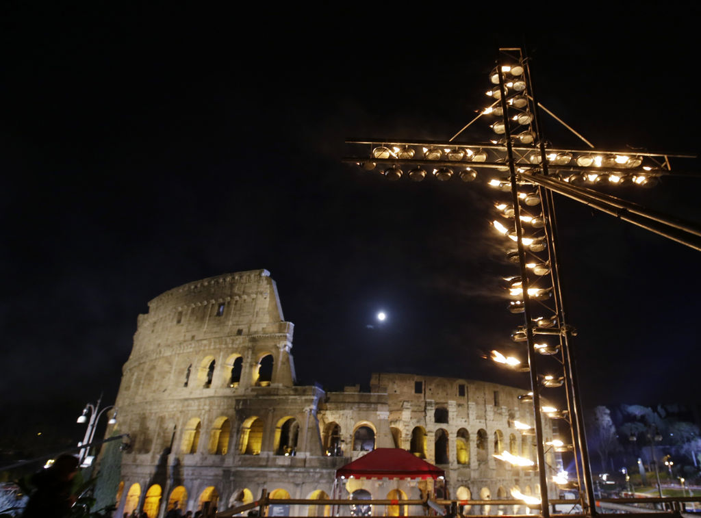 Celebración. La Cruz Redentora iluminó el Coliseo Romano este Viernes Santo con la compañía de la luna. 