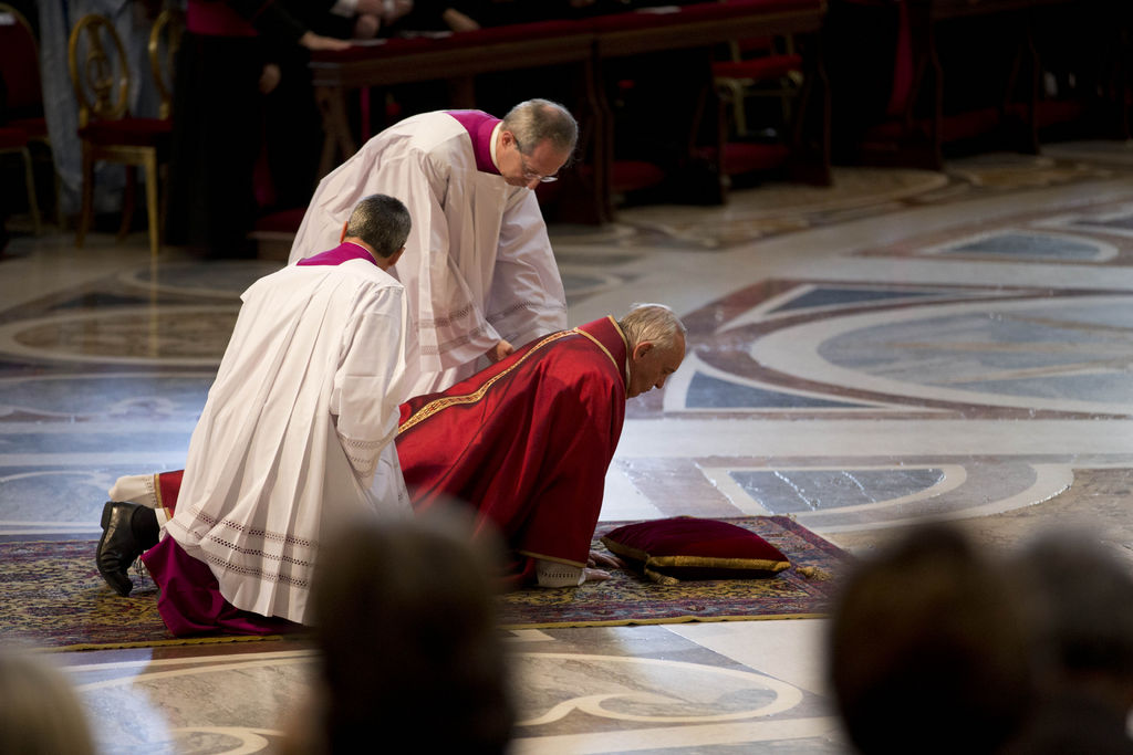 Inicio del Viernes Santo. El Papa Francisco es ayudado para levantarse tras hacer el acto penitencial.