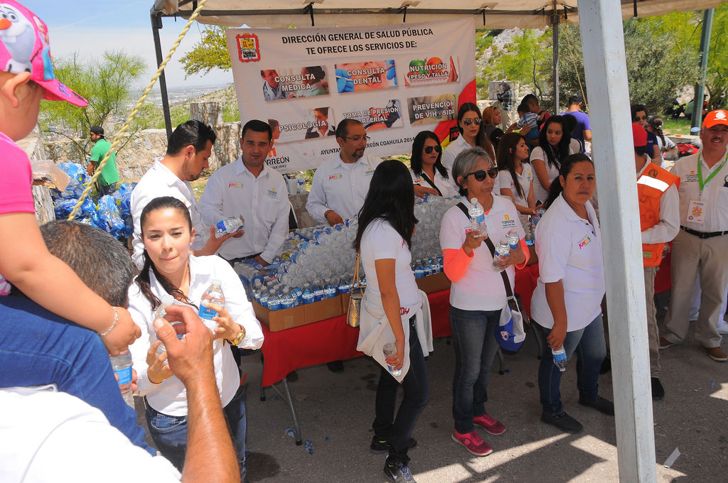 Apoyo. Protección Civil, Bomberos, Cruz Roja y Salud Municipal instalaron seis módulos para brindar hidratación y atención a los asistentes.