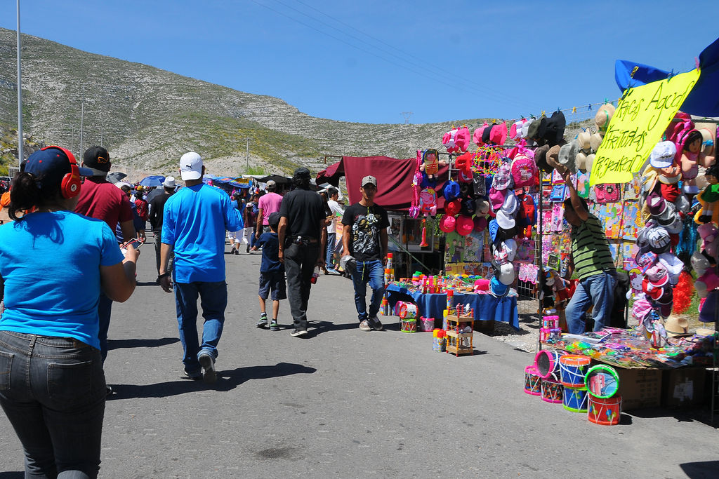 ‘Hacen su agosto’. Puestos de venta de comida, bebidas y diversos artículos se instalaron desde las faldas del cerro hasta el santuario.