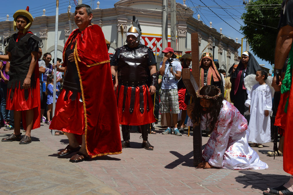 Escena. En la imagen se distingue a Cristian García en el vía crucis del Sagrado Corazón. (DIANA GONZÁLEZ)