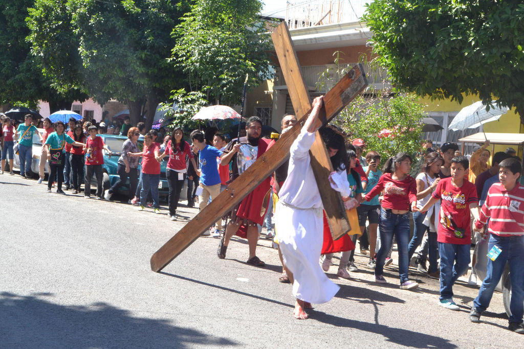 Tradición. El vía crucis de Santa Rosa es el de mayor tradición en la Comarca Lagunera y ayer congregó a diez mil personas. (EL SIGLO DE TORREÓN)