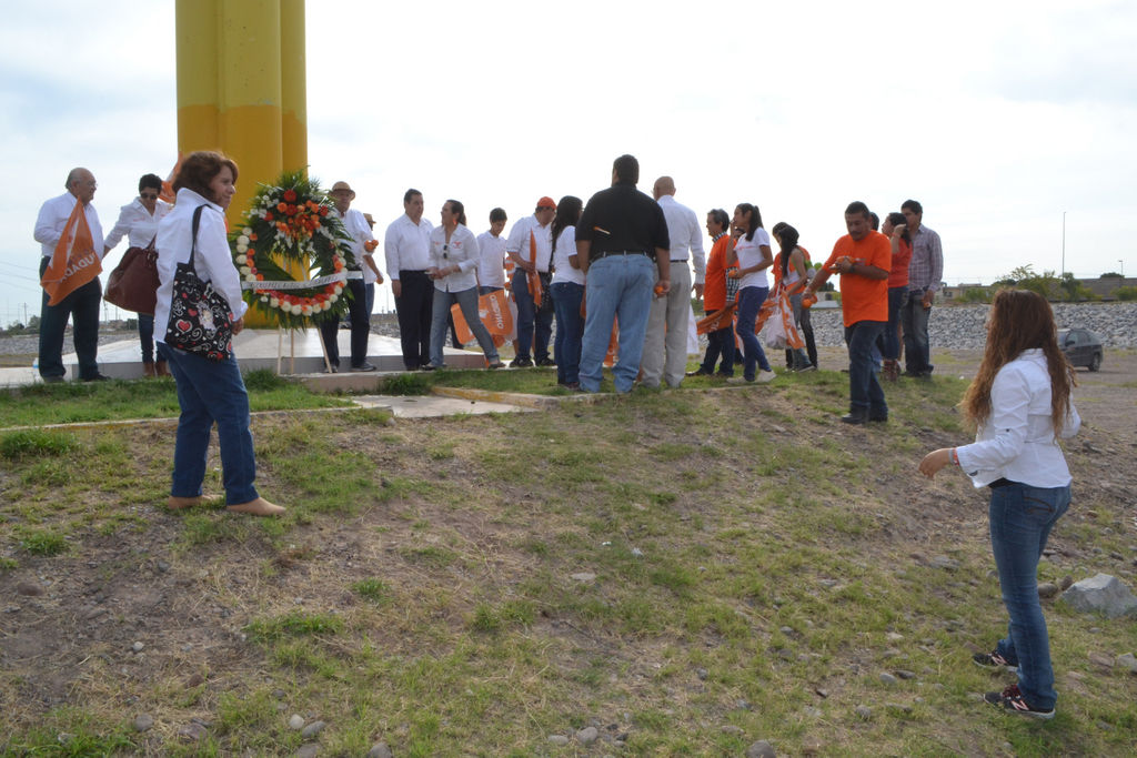 Movimiento Ciudadano. Los candidatos se reunieron en el lecho del río y colocaron una ofrenda en honor a desaparecidos. (ANGÉLICA SANDOVAL)