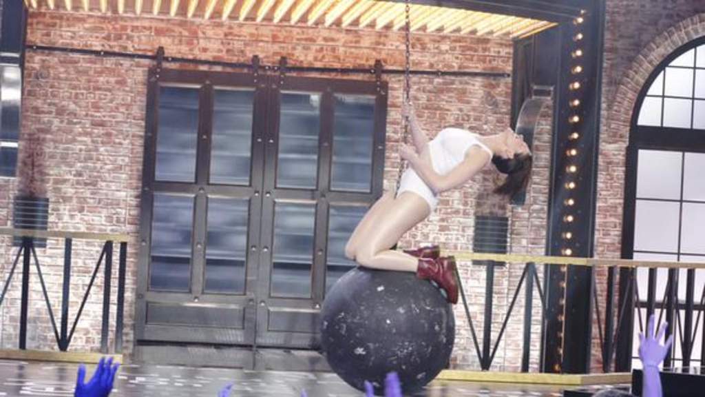 La actriz subió a una bola gigante, tal como lo hizo la misma Miley en su polémico video. (YouTube)
