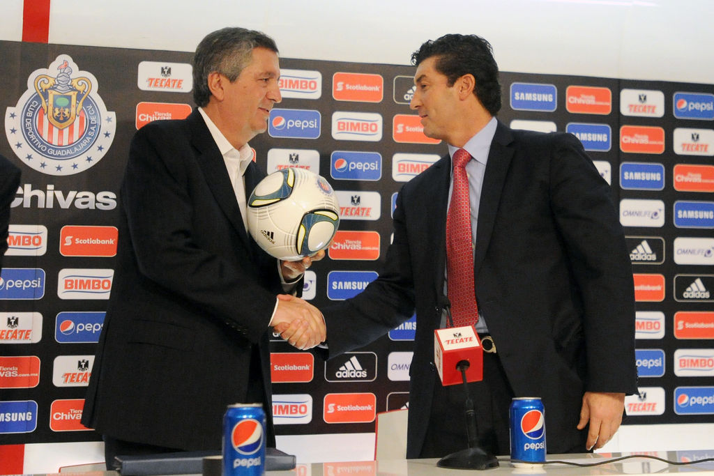 Jorge Vergara (izquierda) volvió a llamar al 'Chepo' de la Torre (d) para hacerse cargo del equipo del Guadalajara.  (Fotografía de Jam Media)