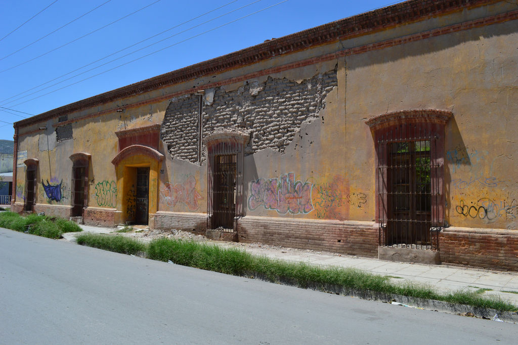 Peligro. Casas que fueron y son patrimonio histórico están a punto de derrumbarse en Lerdo. (DIANA GONZÁLEZ)