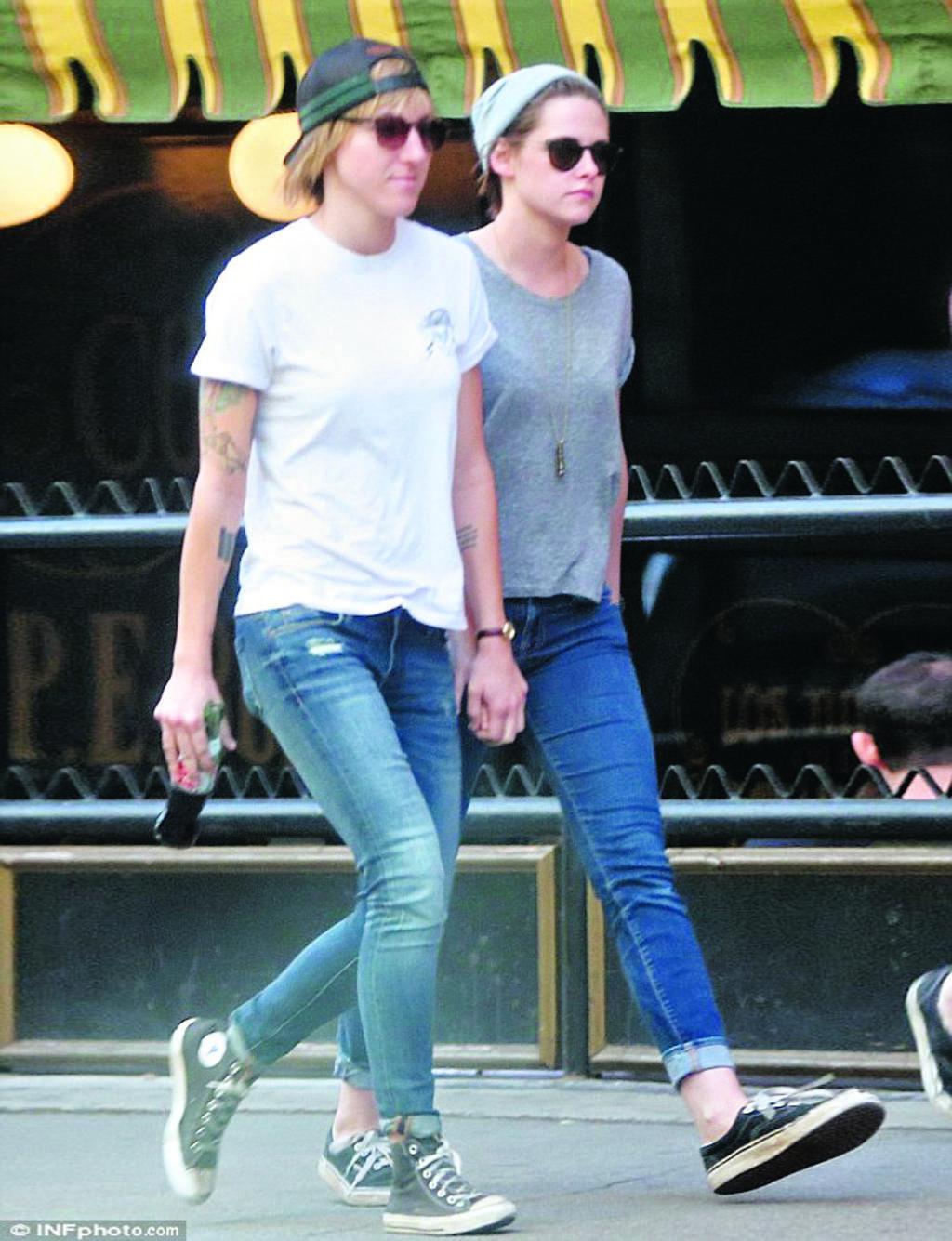 ¿Pareja?. La actriz Kristen Stewart y su amiga Alicia Cargile se les vio muy cariñosas paseando por Los Ángeles tomadas de la mano.