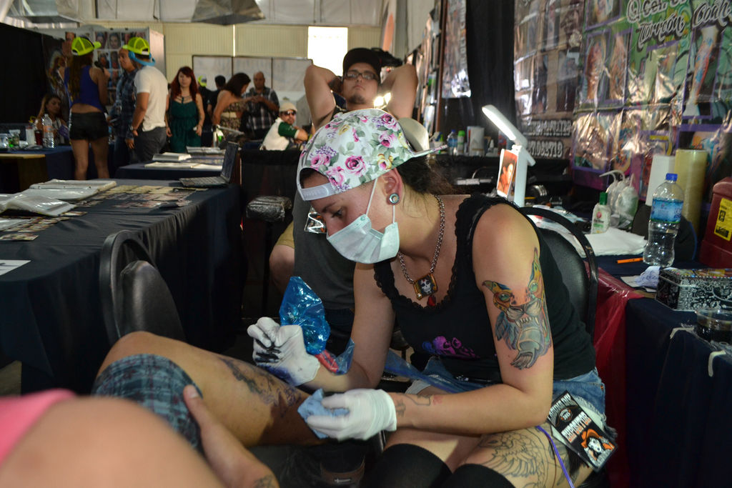 Exponen. Tatuadores de siete países del Continente Americano se concentran en Torreón en Expo. (Edith González)