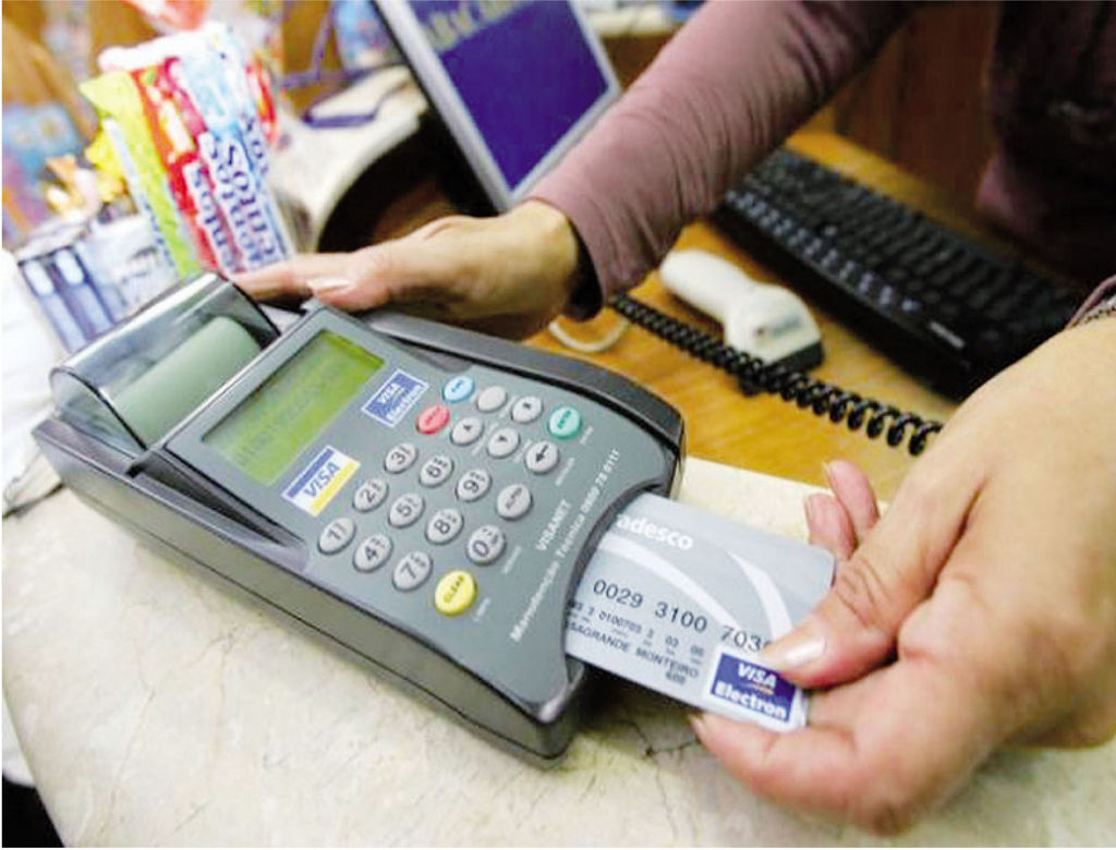 Facilidad. Las tarjetas de crédito han facilitado a los usuarios no cargar efectivo al realizar sus compras en comercios.