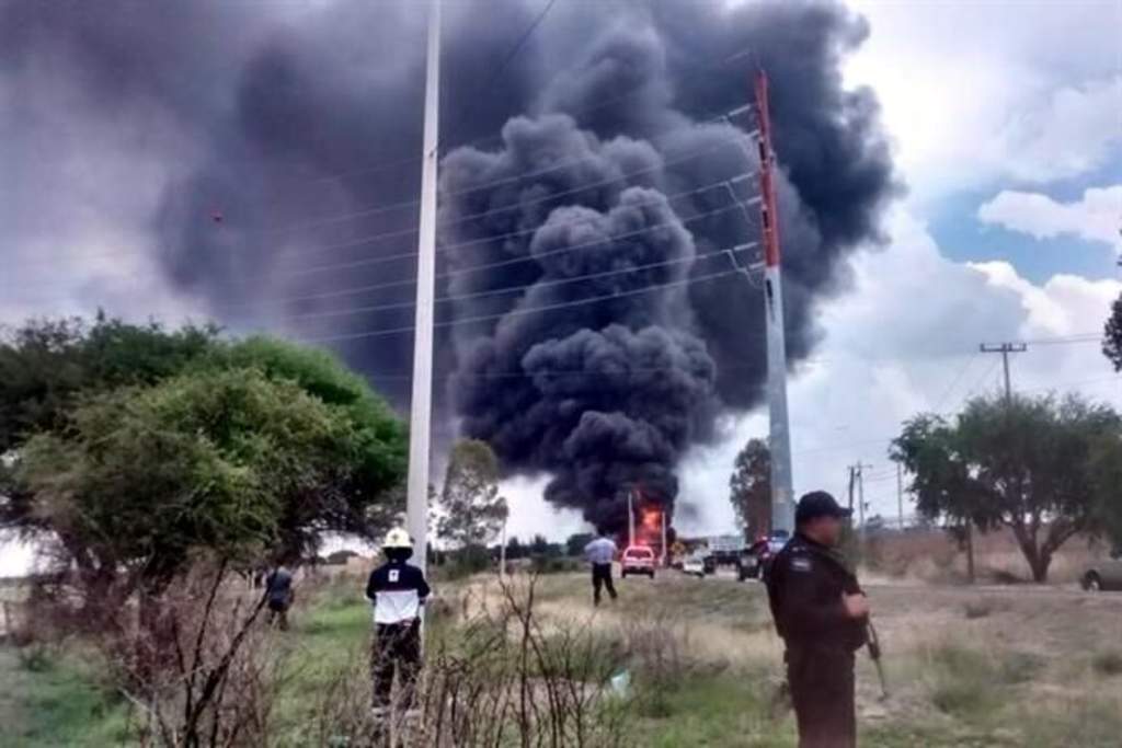 Una pipa que quiso ganarle el paso a un tren fue impactada y posteriormente explotó en el Municipio de Aguascalientes; no hay heridos. (Twitter)