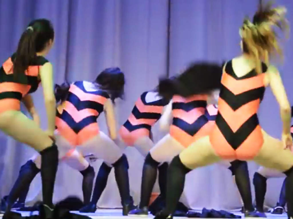 Las chicas ejecutan una coreografía a base de 'twerking'. (YOUTUBE)