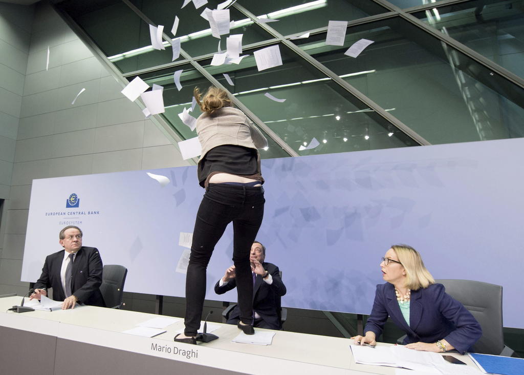 La joven, que se encontraba en los asientos reservados para la prensa, saltó hacia el presidente del Banco Central Europeo. (EFE) 