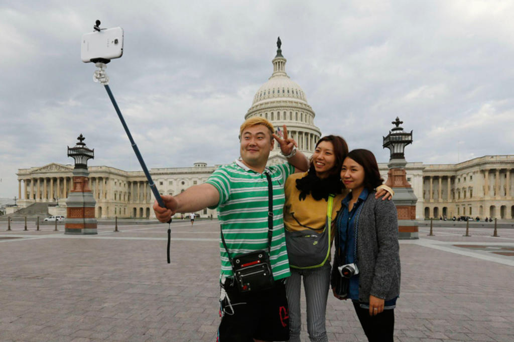 Los bastones para selfies tampoco son bien vistos en varios destinos. (Archivo)

