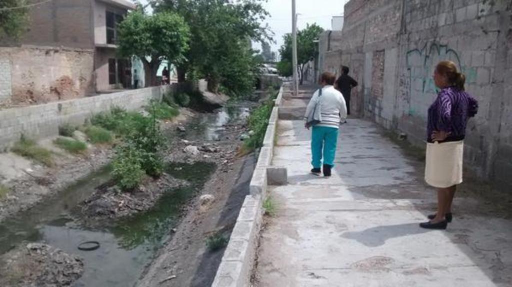 Los vecinos siguen con problemas de basura y estancamiento de aguas negras. (El Siglo de Torreón)