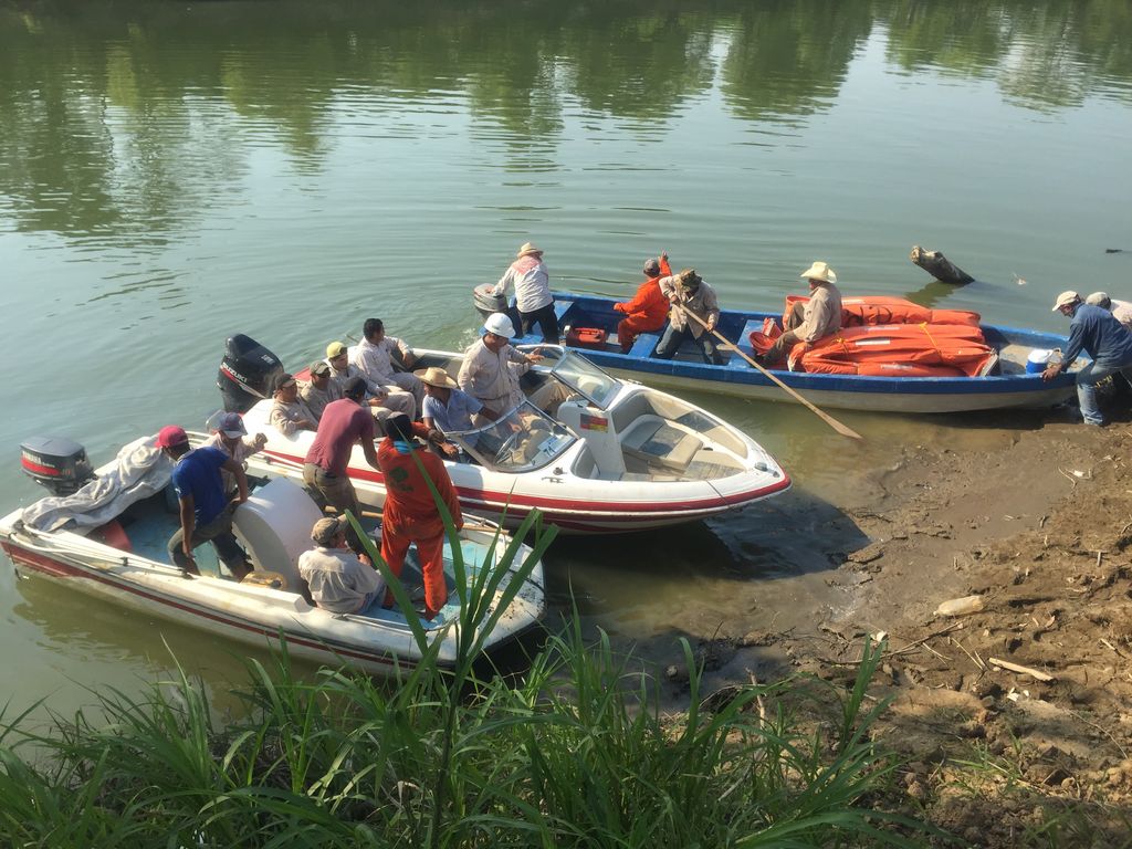 Drama. El derrame de hidrocarburo en dos ríos de Tabasco provocó graves afectaciones a la población.