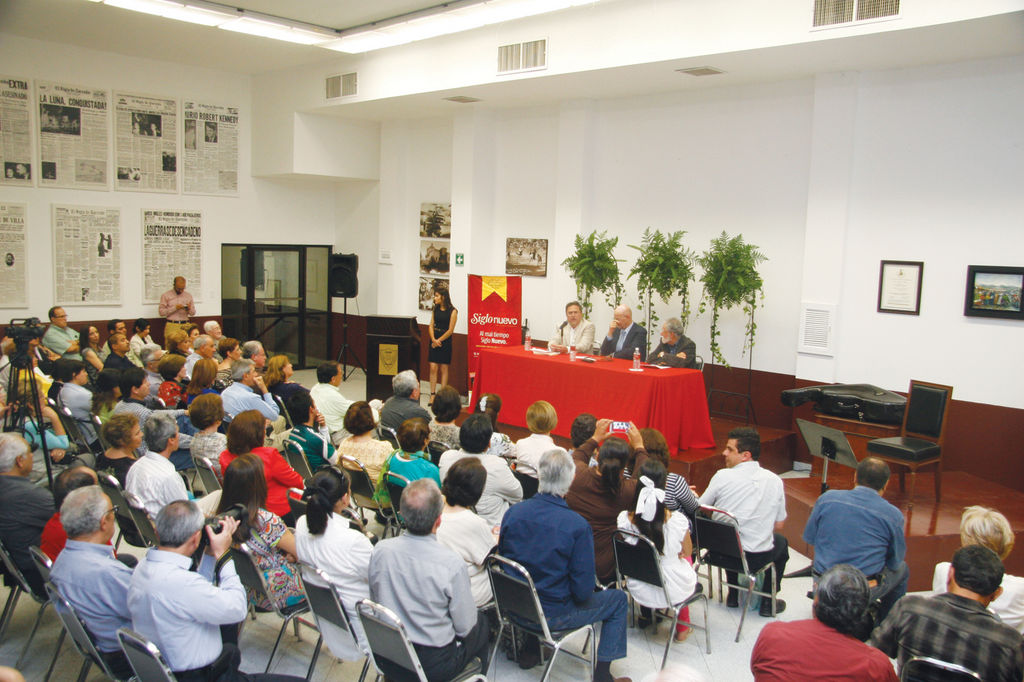 Concurrido. Un numeroso grupo de personas acudió a la presentación del libro de Carlos Prieto que tuvo lugar anoche en las instalaciones de El Siglo de Torreón. 