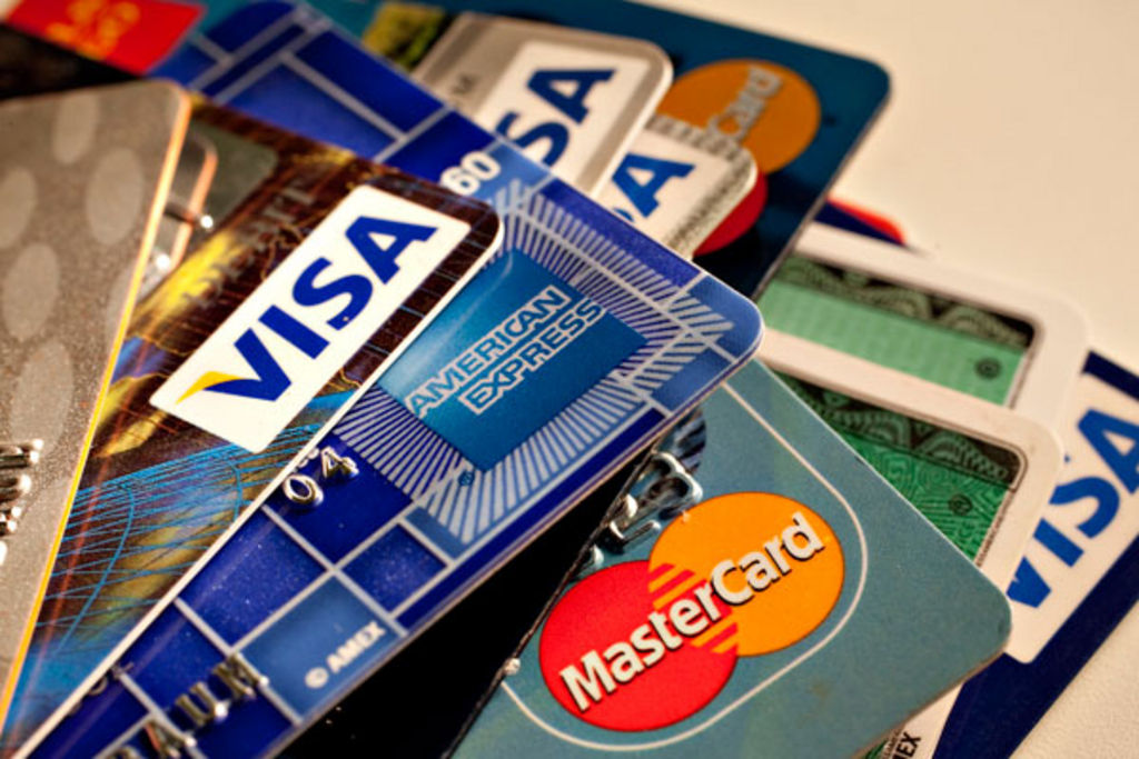 Destacan. Los bancos con más de 100 mil tarjetas de crédito, con mayores alzas del TEPP son BBVA Bancomer e Inbursa.