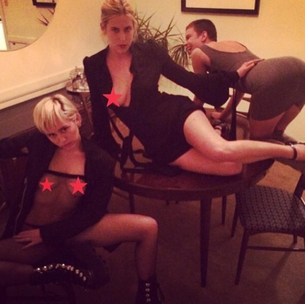 A través de su cuenta de Instagram, la cantante publicó varias fotografías en las que se muestra topless junto a Scout y Tallulah Willis. (INSTAGRAM) 