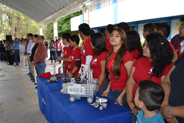 Apoyo. Entregan cheque a equipo de robótica del Cbtis 159 de Gómez Palacio.