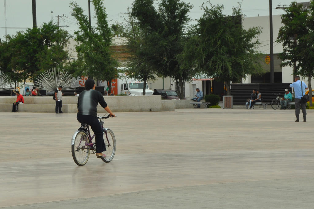 De paseo.  Con tranquilidad una ciclista recorrió la Plaza Mayor pese a estar prohibido.  (GUADALUPE MIRANDA)