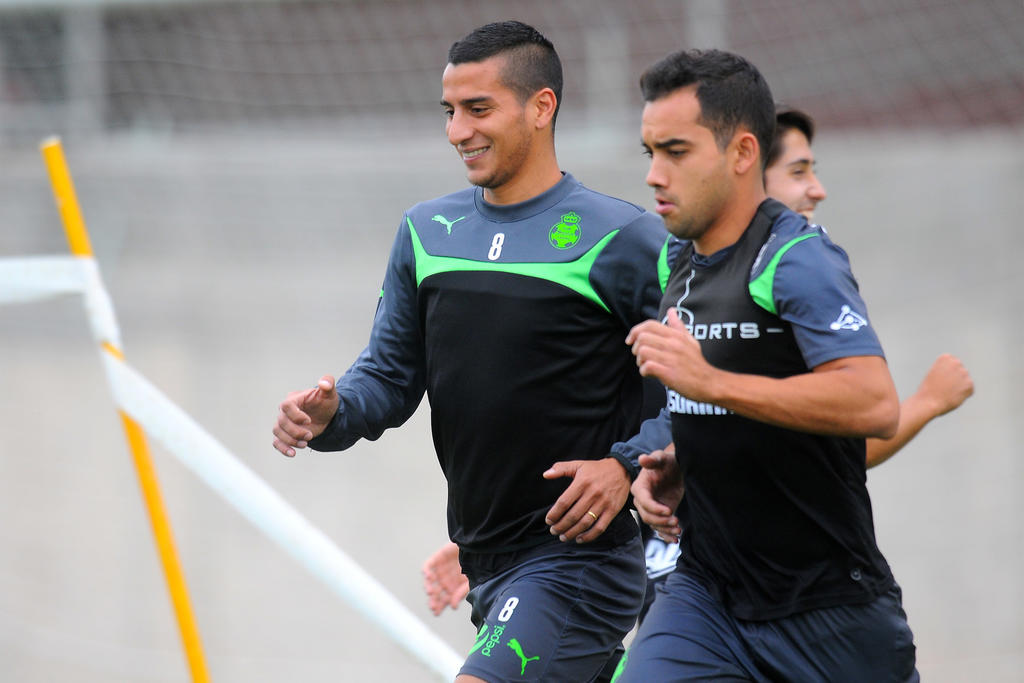 Diego González y Adrián Aldrete (d) durante la práctica de ayer del Santos Laguna en las instalaciones del TSM. (Jesús Galindo)