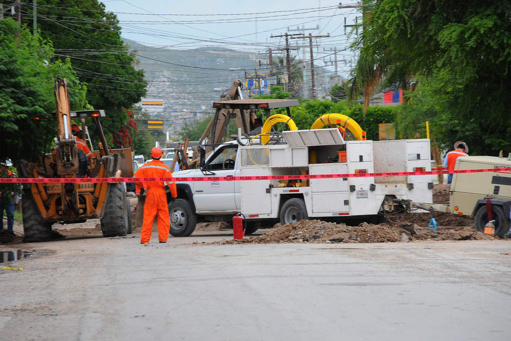 Fuga. Simas perfora otro ducto de gas, llevan 3 en un mes, cada reparación cuesta 80 mil pesos. (Elñ Siglo de Torreón)
