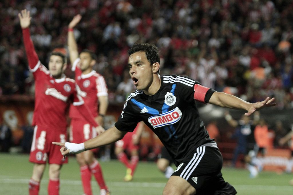 Omar Bravo marcó el gol del empate a uno contra Xolos, el punto le sirve a Chivas para posicionarse en la cima del torneo a la espera de lo que hagan las Águilas del América. (Notimex)