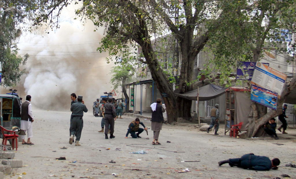 El atentado se produjo a primera hora de la mañana, cuando decenas de personas, ente ellas funcionarios gubernamentales, se encontraban en la entrada del Banco de Kabul, en la capital de la provincia de Nangarhar, para retirar sus salarios.  (EFE)
