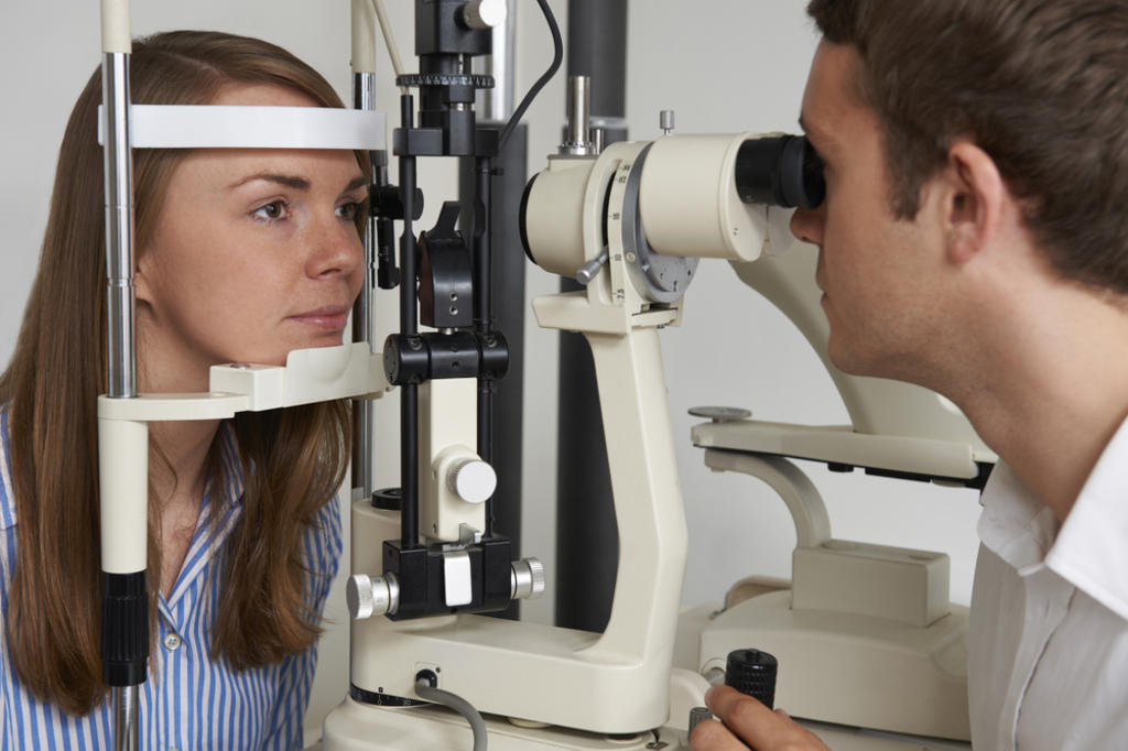 El padecimiento, causa de ceguera, es una obstrucción del flujo de sangre, en la parte posterior del ojo, que provoca que las paredes de la vena central dejen escapar sangre y fluidos dentro de la retina. (ARCHIVO)