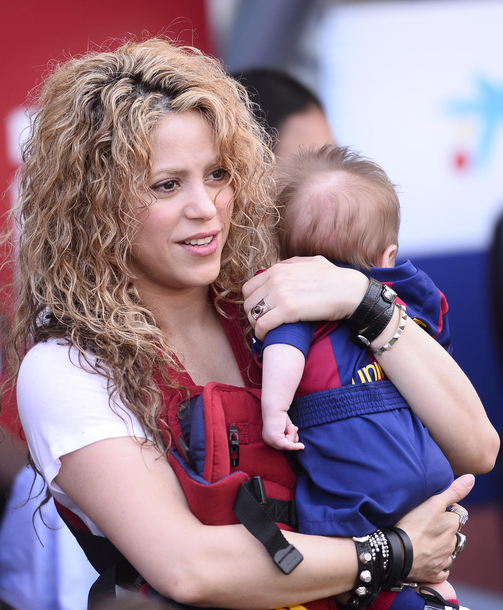 Piqué celebra triunfo con Shakira y sus hijos