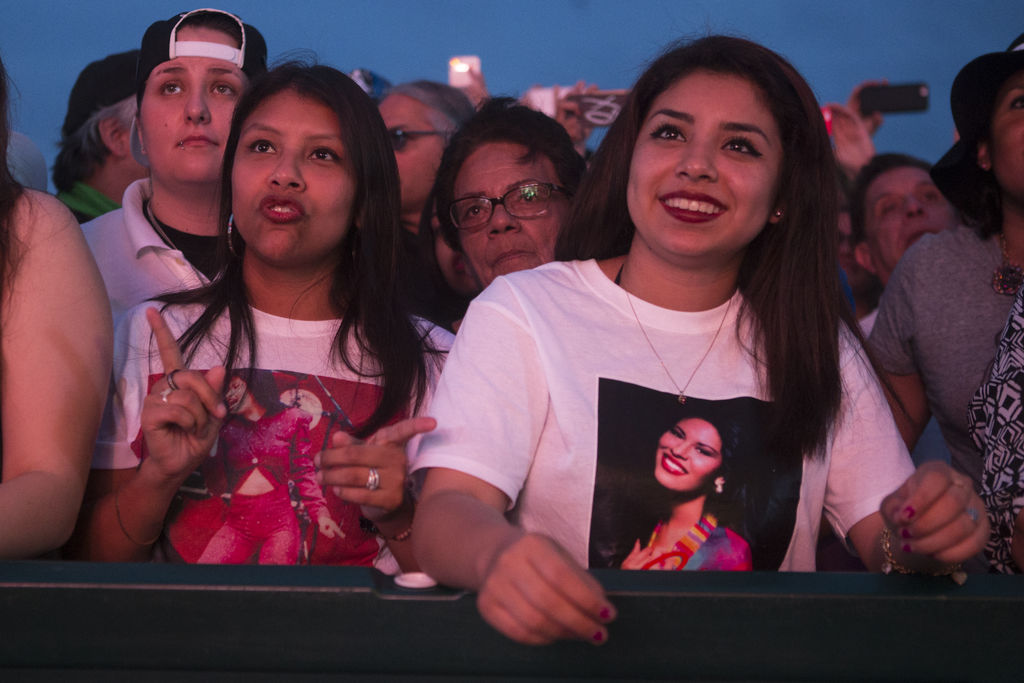 Continúa. El Festival de la Flor, un homenaje a Selena Quintanilla, fue reanudado ayer luego de que el viernes lo suspendieron.