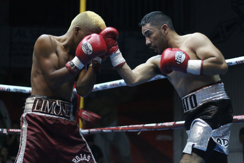 Los boxeadores laguneros se enfrentaron en la Arena Olímpico Laguna, Limones (izq) salió lastimado de su mano derecha.  (Jesús Galindo)