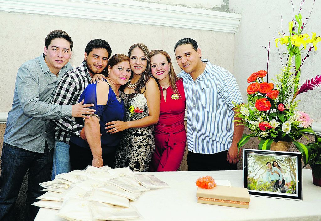   Mariana Caldera, acompañada de su mamá y hermanos, en la despedida de soltera que se le organizó hace unos días por su boda con José Manuel Franco.

