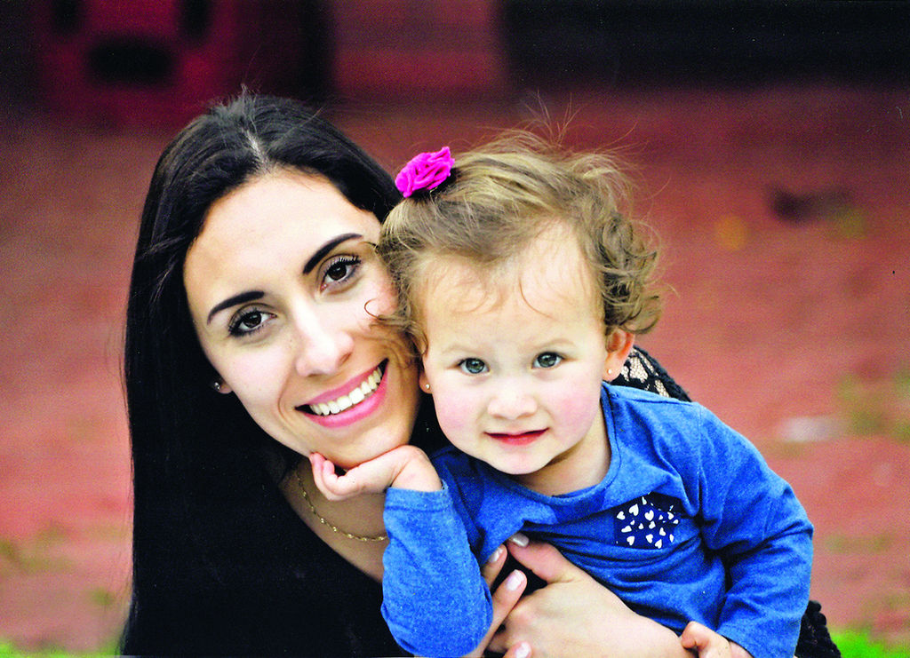   Elisa Morales con su hija Renata festejará hoy su cumpleaños en casa de su abuelita y demás familiares en Cd. Lerdo, Dgo.
