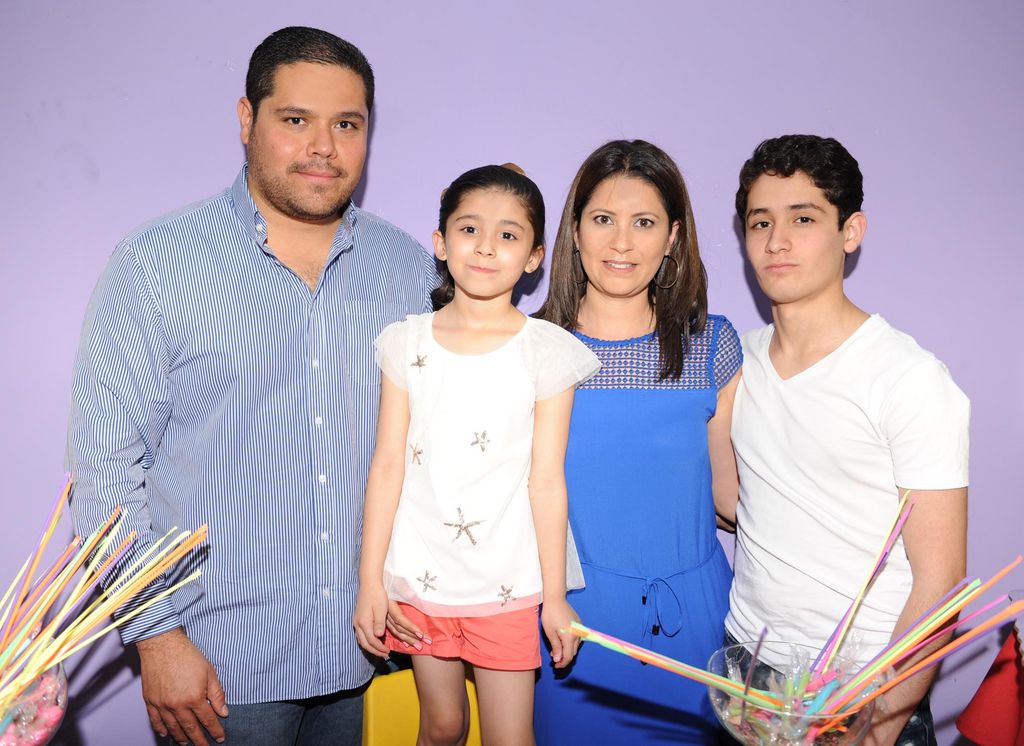  Paulina Montañez López con sus papás, Gerardo Montañez y Paola López, y su hermano, Gerardo Montañez López, en su fiesta de cumpleaños.
