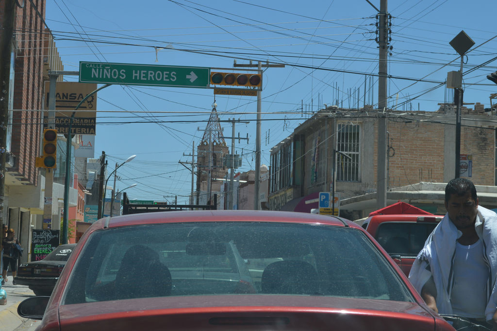 De 'adorno'. Semáforos de la avenida Cuauhtémoc de Matamoros siguen sin funcionar por todo el sector Centro.