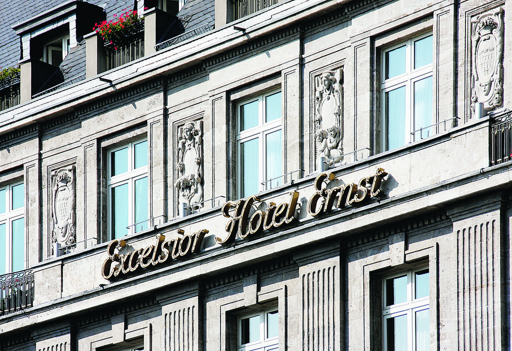 Elegante y señorial, es el Excélsior Hotel Ernst, a unos pasos de la Catedral.
 