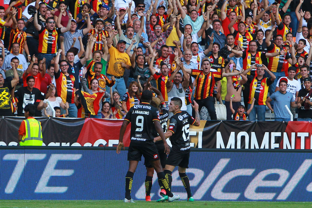 Los Leones Negros celebraron con todo el gol que les da esperanza, cobijados por su noble afición. (Jam Media)