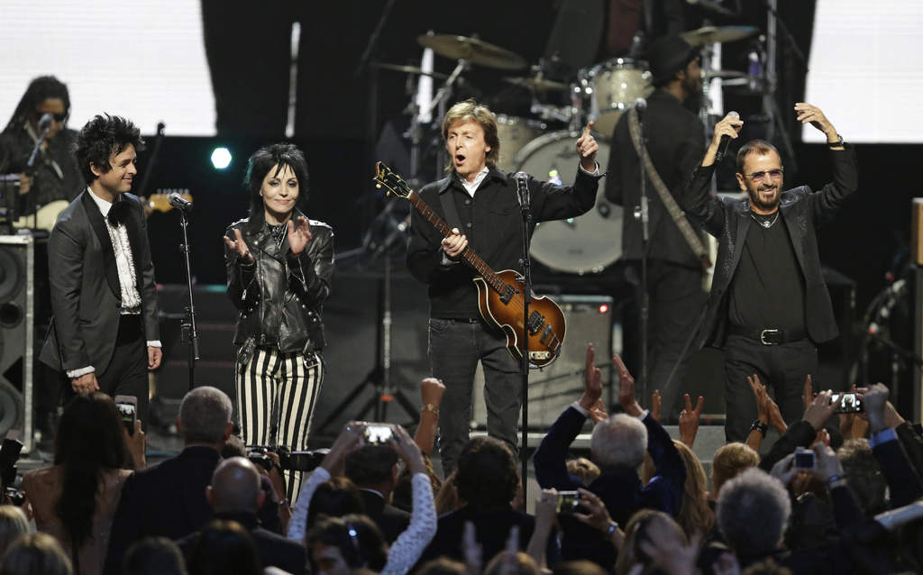 ‘Inmortales’. Los músicos y cantantes Billie Joe Armstrong, Joan Jett, Paul McCartney y Ringo Starr durante el performance que presentaron la noche del sábado.