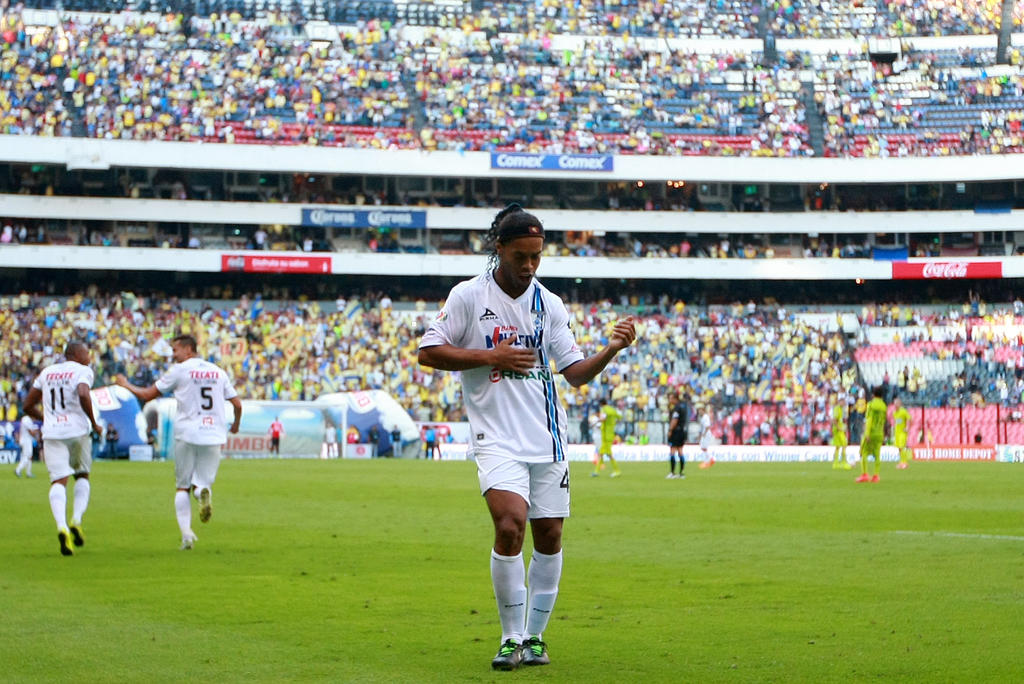 Se lleva ovación. Con ocho minutos de juego, Ronaldinho de Assis consiguió dos goles en el triunfo ante América.