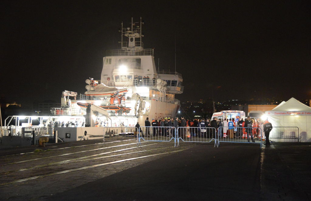 Arribo. Momentos en los que llegan a Malta 27 sobrevivientes del naufragio en las costas de Libia.