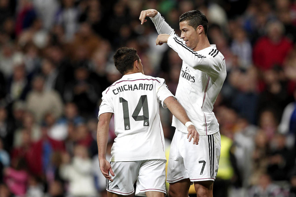 Javier “Chicharito” Hernández entró al campo en el duelo contra Málaga tras la lesión de Gareth Bale al minuto 4. Antes de terminar el duelo le dio el pase de gol a Cristiano Ronaldo, para el 3-1 definitivo, quien le agradeció. (EFE)